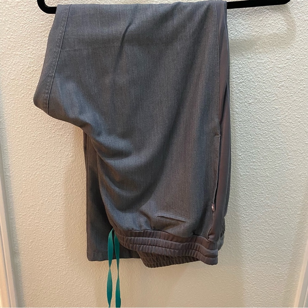 FIGS Graphite Rafaela Scrub Top/Cuenca Scrub pants - Picture 2 of 3